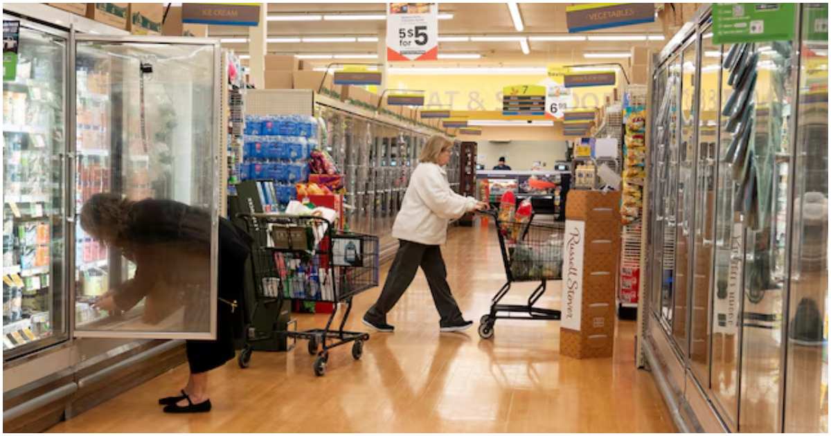 থ্যাংকসগিভিং ডের আগে ২৪ নভেম্বর ওয়াশিংটনের রেডমন্ডে একটি চেইন শপে ক্রেতারা। ছবি: রয়টার্স